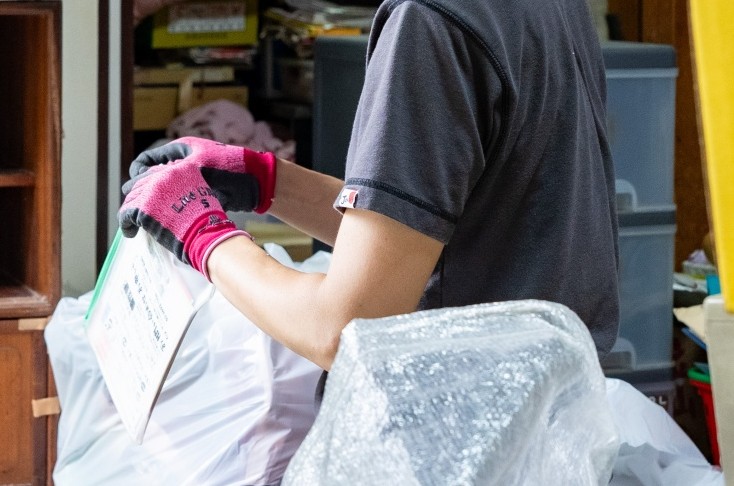 遺品整理・実家の片付けを始める前に。まず揃えたい「手袋」の話