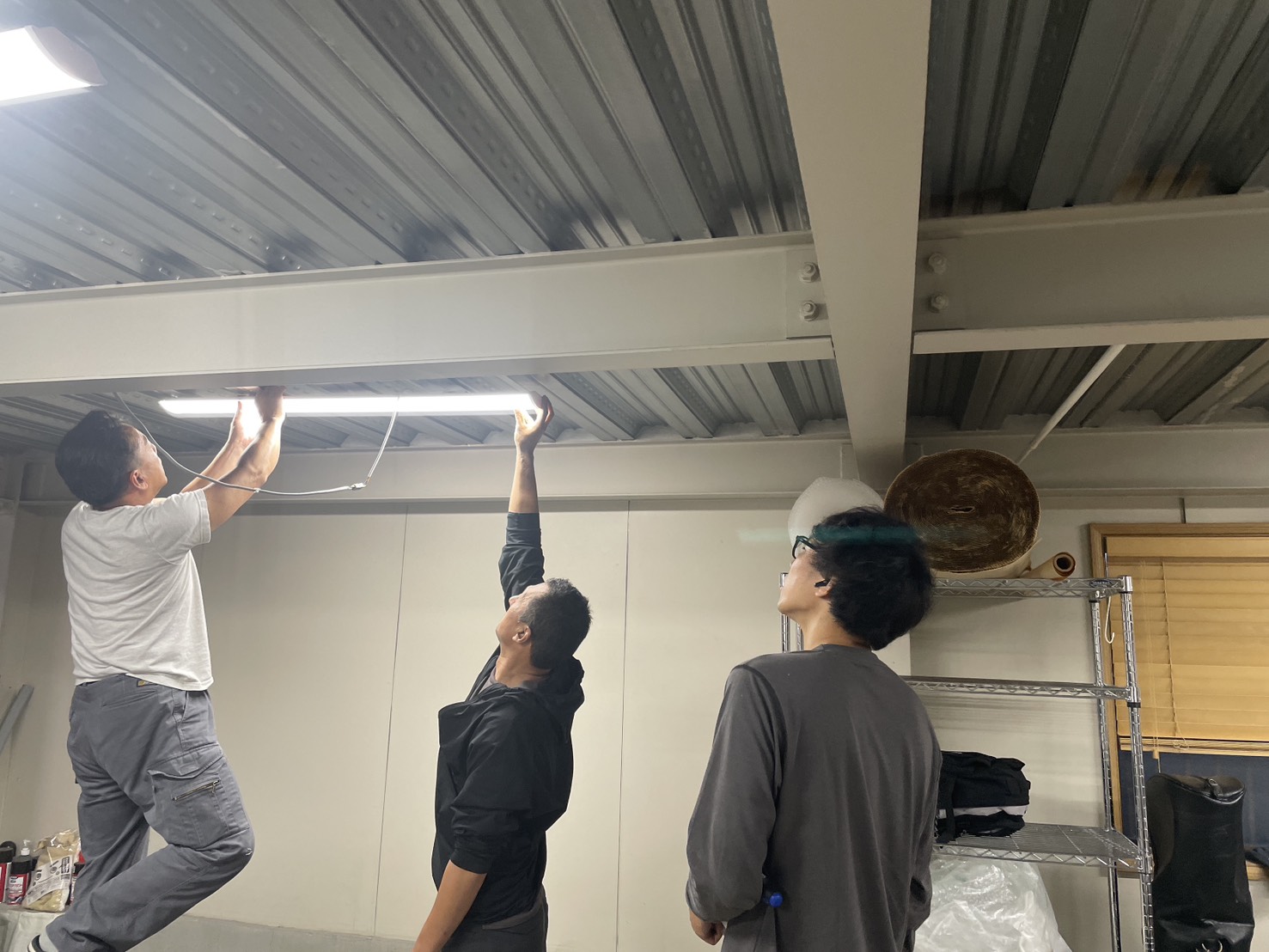【葛飾区の遺品整理】事務所で突然「ガタン！」照明修理で見えたスタッフのチームワーク